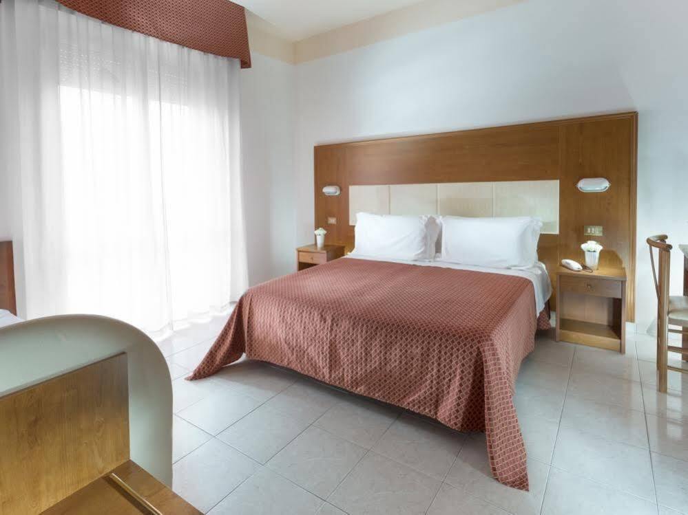 Hotel Vela D'Oro Римини Экстерьер фото